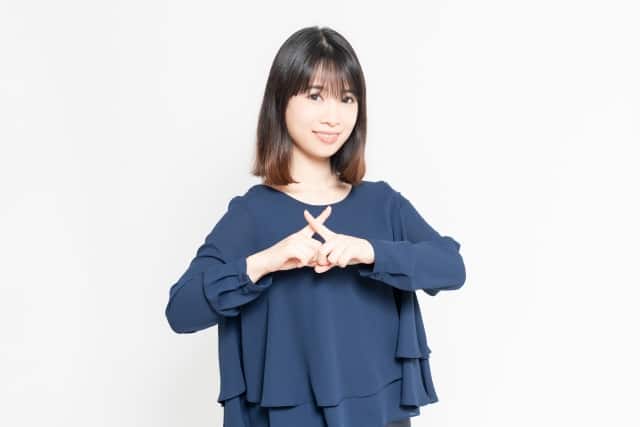 その行為は駄目だよと優しく教えてくれる女性の写真