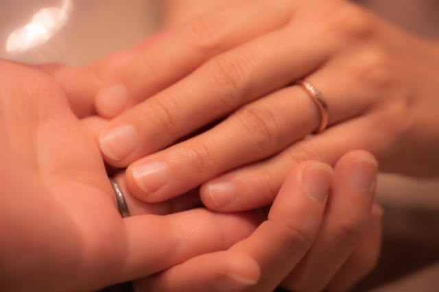 幸せな結婚を示している写真