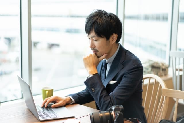 恰好良いと思ってしまう、仕事をしている素敵な男性の姿の写真