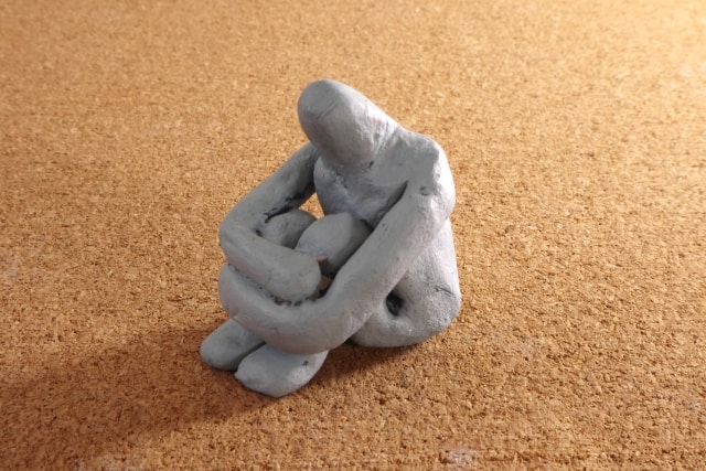 恋愛がうまくいかなくて、意気消沈していることを表している模式的な画像