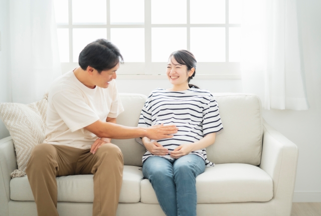 二人の遺伝子の結晶が女性のお腹の中にいることを示している写真