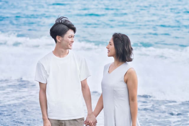 男性と女性が仲良く手を触れ合っている写真