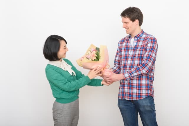 素敵な関係を築こうとしている男性と女性の写真