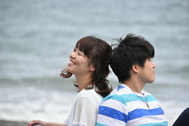 二人で仲良く過ごしている夫婦の写真