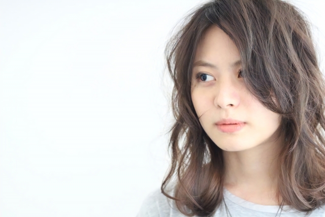 思わず惹かれてしまう素敵な女性の写真