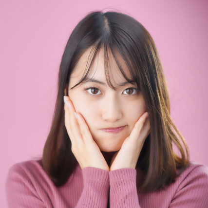 婚活パーティーに既婚者男性がいて怒っている女性の写真